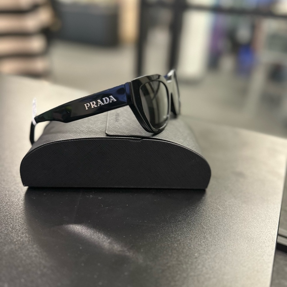 Prada Sunglasses w/ case - Picture 5 of 5